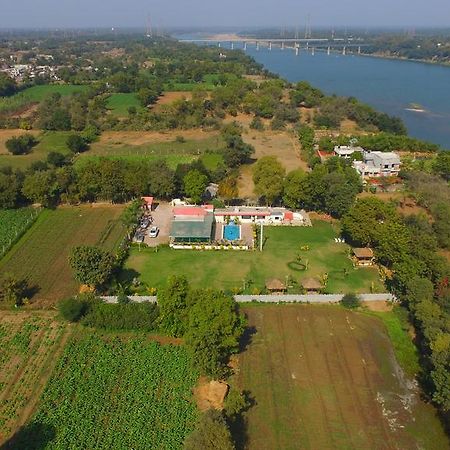 Готель Krishna Farm Vasad Екстер'єр фото